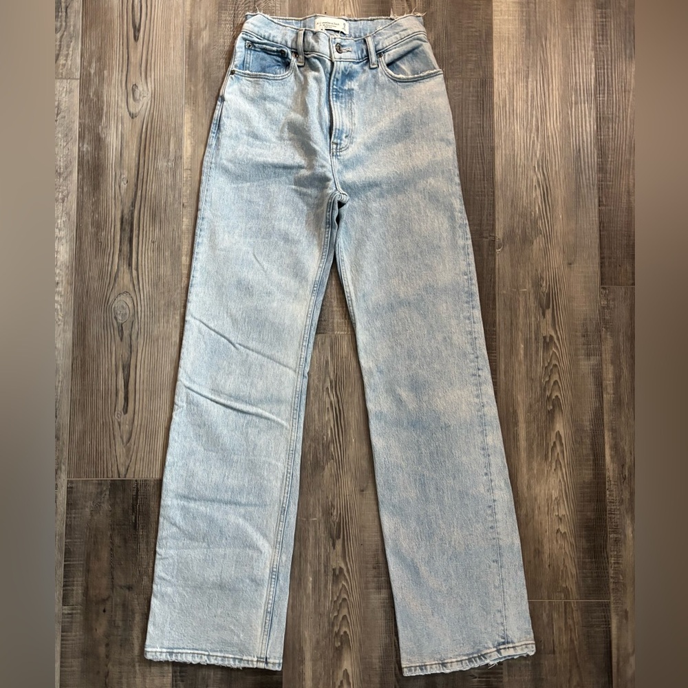 Abercrombie & Fitch Light Wash 90s Relaxed Jeans
